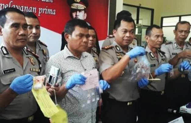 Polisi menunjukkan sejumlah barang bukti, Jumat (25/5/2018).