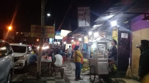 Foto: kondisi trotoar didepan _Roti Bakar Yoenoes_,  di Jalan Panglima Sudirman, Perempatan Pesanggrahan Kota Batu. 