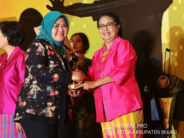Bupati Bekasi Saat Penganugerahan Kota/ Kabupaten Layak Anak Tahun 2018, di Dyandra Convention Center Surabaya, Senin (23/7/2018).