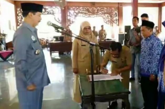 Foto : Pj Bupati Pamekasan saat Melantik dan Menyumpah Jabatan