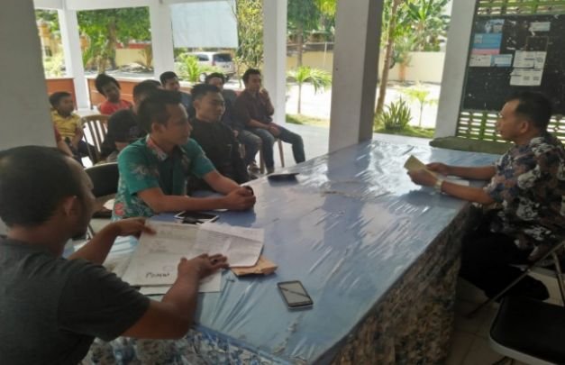 Foto : Massa FPP saat di Kecamatan Pademawu Sebelum di Usir