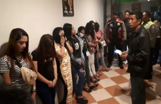 Foto : Pemandu Karaoke saat Diberi Arahan dan Pembinaan oleh Kasat Narkoba Polres Pamekasan