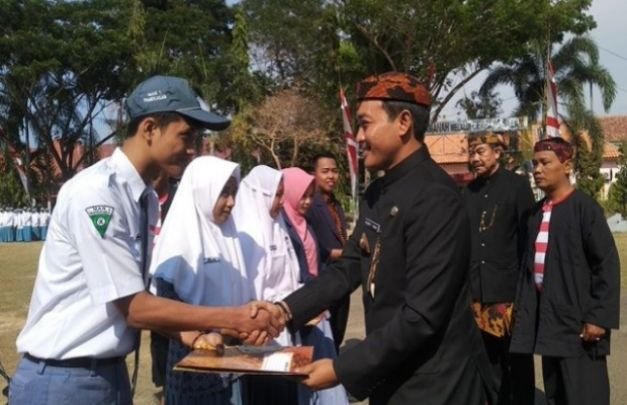 Foto : Bupati Pamekasan saat Memberikan Penghargaan