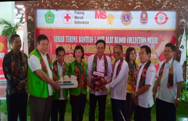 Foto : Bupati Pamekasan saat Menyerahkan Bantuan ke Ketua PMI Pamekasan