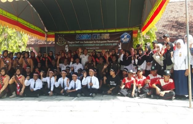 Foto Bersama Wabup, Kajari, Kadisdik, Kepala Sekolah dan Peserta Lomba Yel-yel 