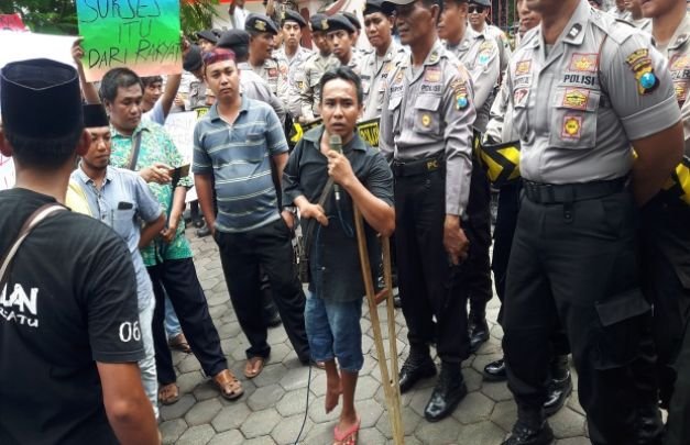 Foto : Muhlis si "cacat fisik" saat menyampaikan aspirasinya