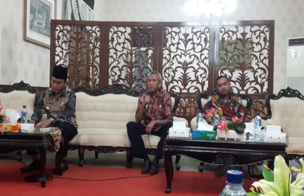 Foto : Bupati Baddrut dan Kepala DPMPTSP Pamekasan, Agus Mulyadi saat Menemui Anggota LMP di Ruang Pertemuan Bupati