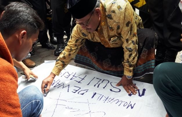 Foto : Anggota DPRD Pamekasan, M. Suli Faris saat Menandatangani Persetujuan Aksi
