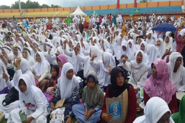 Foto : Puluhan Ribu Jama'ah menghadiri Istighosah Kobro dan Silaturrahmi Ulama, Santri dan Masyarakat Madura bersama Cawapres Ma'ruf Amin