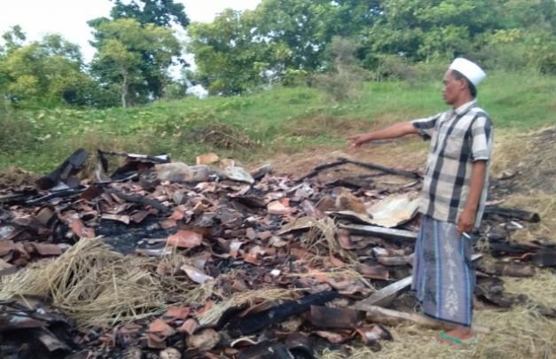 Foto: Reruntuhan kandang sapi milik Sawali yang dibakar orang tak dikenal