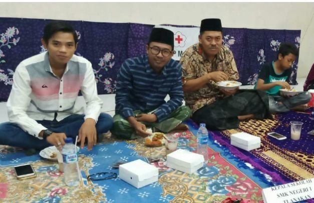 Foto: Keluarga PMR SMKN 1 Tlanakan saat buka bersama