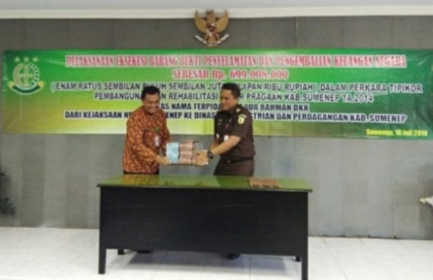 Foto: Kajari Sumenep saat mengembalikan uang hasil korupsi pasar pragaan