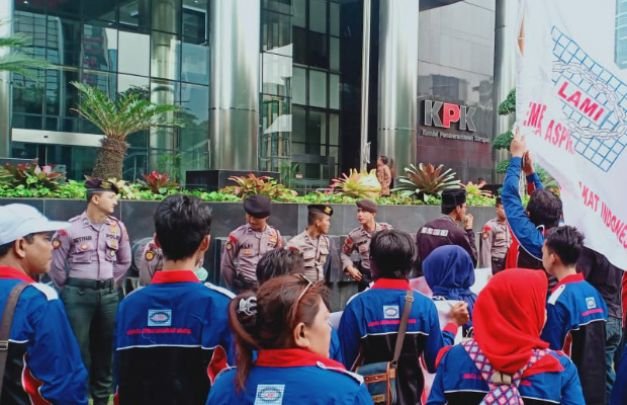 Foto : Aksi damai Lembaga Aspirasi Masyarakat Indonesia (LAMI) di depan kantor KPK beberapa saat yang lalu.