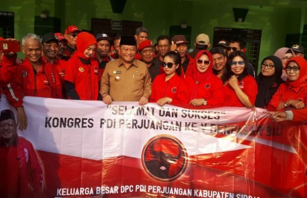 Foto: Pembalap Trail dan Skuteris saat Berangkatkan Ratusan Kader PDIP Sidoarjo ke Kongres Bali