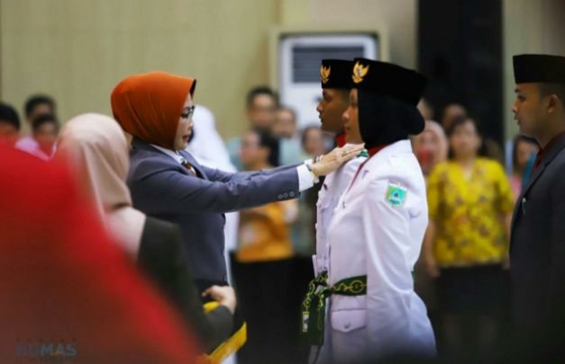 Foto: Walikota Batu saat mengukuhkan 72 Pelajar SMA/SMK sederajat sebagai Paskibra Kota Batu. (Foto:Humas Pemkot Batu).