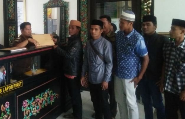 Fotp: Sejumlah pemuda Montorna saat melaporkan dugaan penyimpangan raskin 2015-2017 ke kejari sumenep