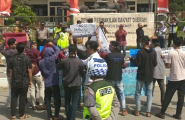 Foto: aksi demo puluhan mahasiswa  kepulauan sumenep ke kantor DPRD
