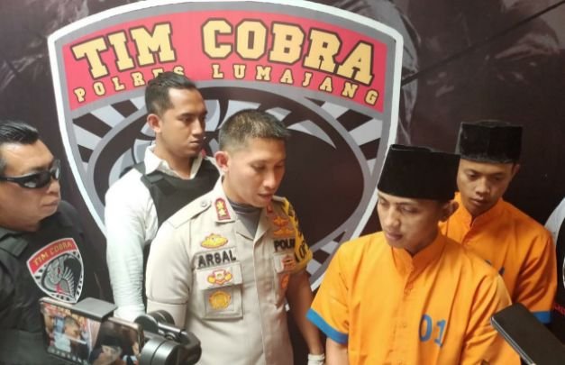 Foto: Kapolres Lumajang didampingi Kasat Reskrim / Ka. Tim Cobra Polres Lumajang, menginterogasi tersangka
