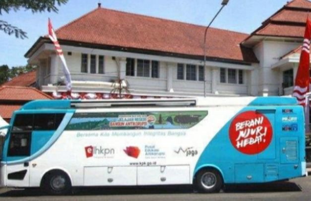 Foto: Bus rombongan KPK saat tiba di Kota Malang