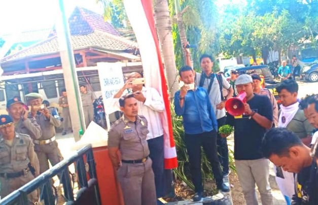 foto ; Salah satu orator FKMS menyampaikan orasinya