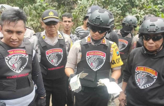 Foto: Kapolres Lumajang memegang bukti STNK, sementara unit motor diduga bodong dan satu pistol sudah diamankan