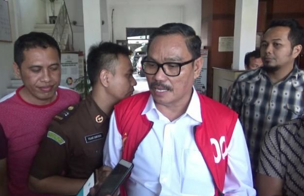 Foto: mantan kadisdik sampang saat akan ditahan