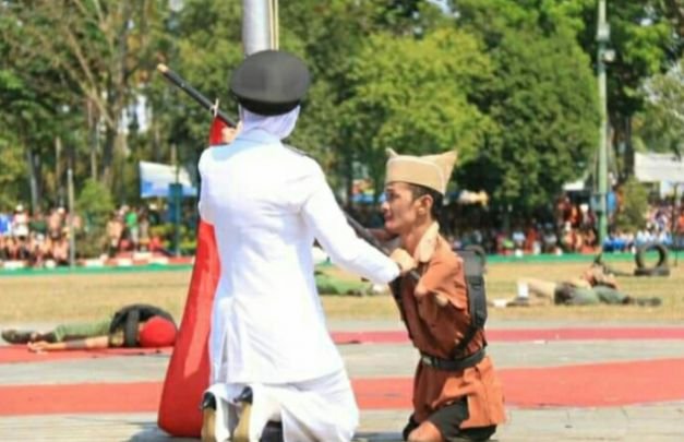 Foto: Bupati Faida saat memberikan hadiah pada Letnan Suyitman