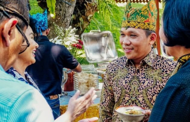 Foto: Bupati Lumajang Thoriqul Haq bercengkrama saat berkunjung ke Banyuwangi