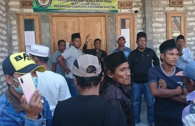 Foto : Warga Menyegel Kantor P2KD Desa Banjar Talelah Camplong Sampang
