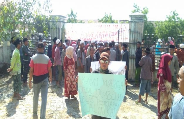 Foto : Warga Tambelangan Geruduk Balai Desa Tambelangan Sampang