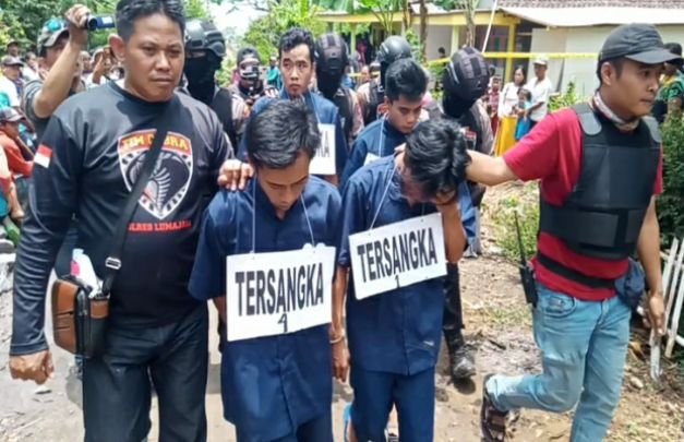 Foto: pelaku kini ditetapkan sebagai tersangka, memakai baju tahanan saat digelandang ke tempat kejadian perkara