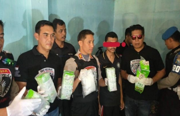 Foto: Kapolres Lumajang berserta jajaran Tim Cobra Satresnarkoba saat menggelar press release
