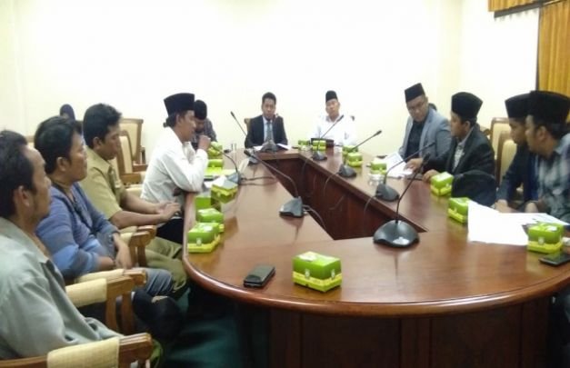 Foto : Mat Tinggal bersama anggota DPRD dari komisi I Sampang, P2KD,  Tim 8 dan DPMD di ruang komisi besar