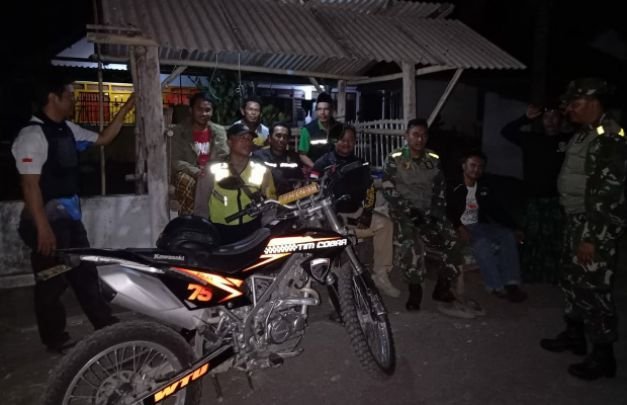 Foto: TNI - Polri - SKD dan warga berpatroli bersama