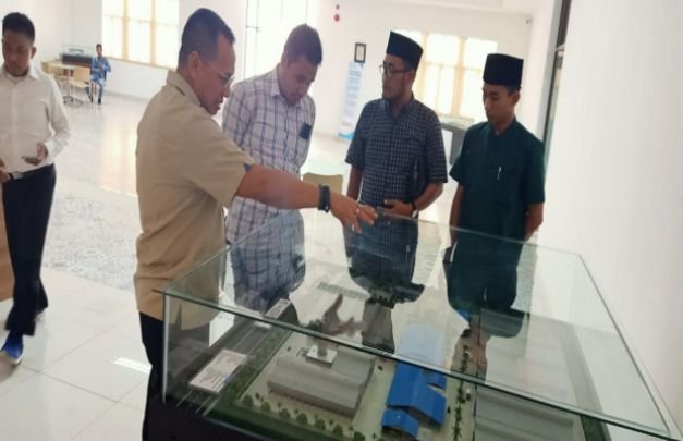 Foto: Komisi II DPRD Sumenep saat sidak ke PT Garam di Kalianget