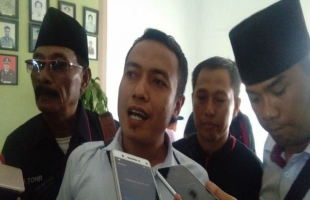 Foto: Khoirul Kalam (baju putih) pelapor dugaan penyimpangan Dana Desa di Desa Sokobanah Daya sampang