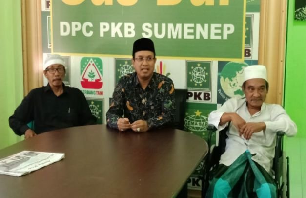 Foto: KH. Unais Ali Hisyam (tengah) didampingi tokoh kultur saat mengembalikan formulir calon bupati ke pkb