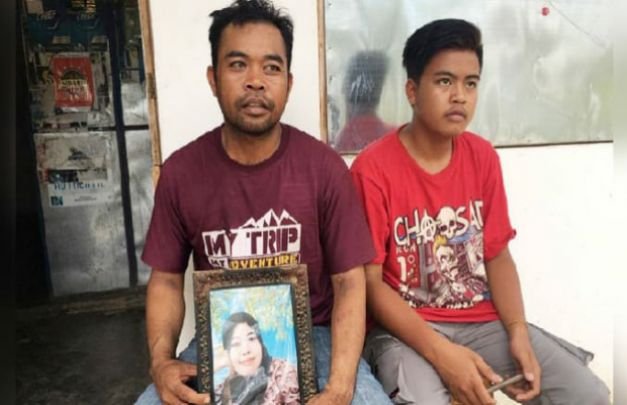 Foto:kakak korban sedang menunjukkan foto adiknya
