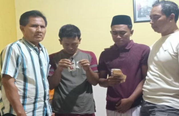 Foto: Dua Tersangka Narkoba Saat Diamankan Kapolsek Pasean