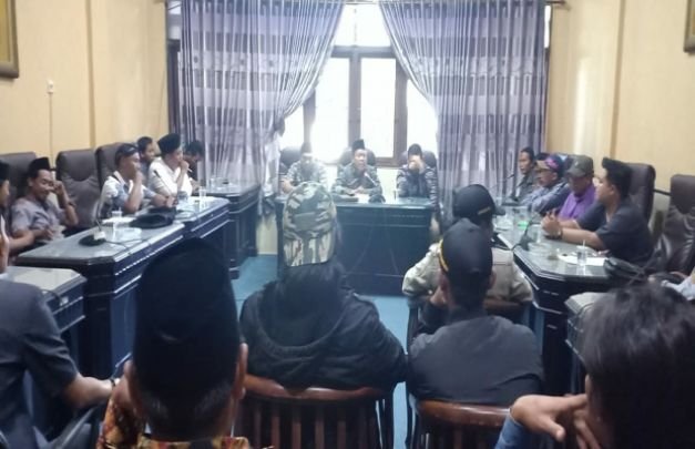 Foto: pukuhan pemuda pulau poteran saat mendatangi kantor DPRD Sumenep
