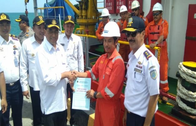 Foto : Menhub Budi Karya Sumadi bersama Bupati Sampang dan Wakil Bupati Sampang saat meresmikan Pelabuhan Trunojoyo Taddan
