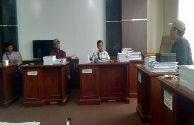 Foto : Warga Desa Gunung Maddah Sampang saat wadul Dewan