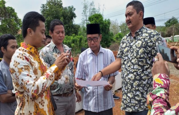 Foto: Komisi II DPRD Saat melihat bukti kepemilikan lahan 