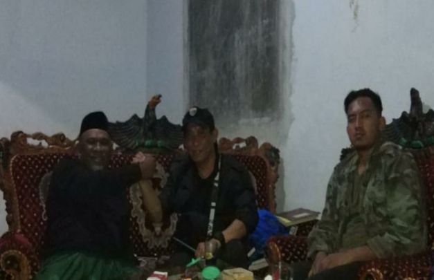 Foto: Ka. Tim Cobra AKP Hasran saat mendatangi kediaman salah satu tokoh masyarakat di Desa Klakah