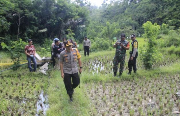 Foto: Kapokres Lumajang saat mendatangi TKP Pengrusakan