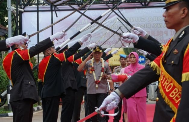 Foto : Upacara Pedang Pora Dalam Lepas Sambut Kapolres Metro Kabupaten Bekasi