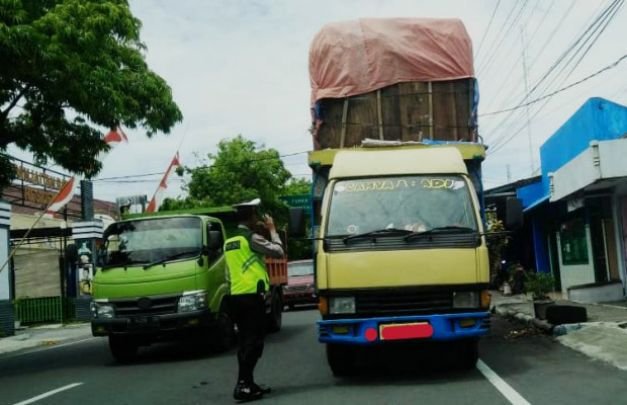 foto: Anggota Satlantas Polres Lumajang tengah menindak kendaraan bermuatan lebih