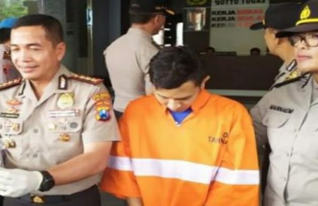 Foto: Tersangka pengidar sabu dan ganja saat diamankan polisi