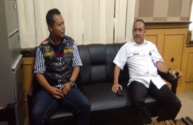 Foto : Achmad Mawardi, Kabid Pembinaan SD didampingi Abd. Kholid, Ketua LSM GMBI Wilter Madura