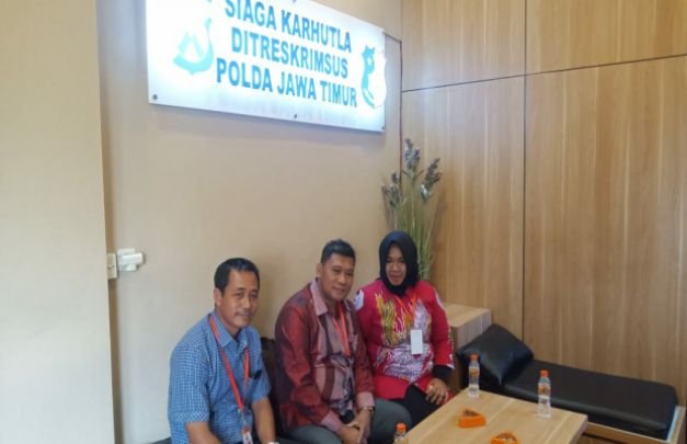 Foto: Direktur PT Sumekar didampingi dua kuasa hukumnya saat di Polda Jatim